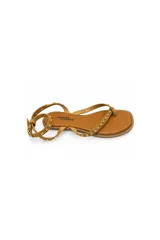 Sandalia tostada de tiras con aplicación de tachas metálicas doradas, diseño de punta cuadrada, suela baja y pulsera ajustable con hebilla en el tobillo.