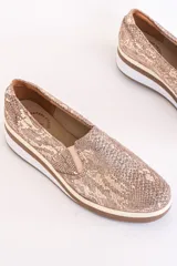 Slip-on deportivos color plateado con textura de cuero de cocodrilo.