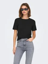 Remera negra de manga corta, cuello redondo y corte clásico.