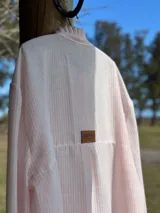 Camisa oversize a rayas verticales rosas y blancas, con cuello mao y manga larga.