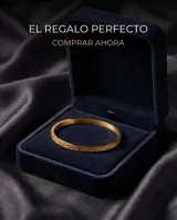 Pulsera tipo esclava rígida de acero con baño de oro, con diseño grabado en su superficie.
