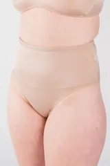 Bombacha bikini de tiro alto color piel, confeccionada en lycra con faja abdominal de lycra reforzada y fundillo de algodón.