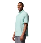 Camisa de manga corta Columbia modelo Tamiami II, color verde menta, con cuello abotonado, cierre frontal con botones y dos bolsillos en el pecho. Cuenta con tecnología de protección solar y tejido de secado rápido.