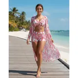 Conjunto de traje de baño de tres piezas con estampado de hojas tropicales en tonos blanco y negro. Incluye un top tipo tankini con cordón ajustable en el centro, un short de tiro alto y una camisa abierta de manga larga tipo salida de baño.