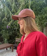 Gorra ajustable con visera color marrón de efecto cuero.