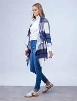 Cardigan abierto con estampado animal print, de mangas 3/4 con presilla y botón para regular el largo.