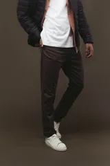 Pantalon de gabardina color tostado, de corte recto y ajuste clásico.