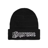 Gorro de lana negro con vuelta, tejido acanalado y diseño metálico a rayas. Cuenta con el logotipo de la marca bordado en la parte frontal con tipografía gótica en tonos grises y plateados.