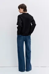 Pantalón de jean corte regular con diseño de pierna ancha y tiro medio, confeccionado en denim azul clásico.