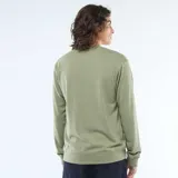 Buzo ligero de cuello redondo color verde militar, de manga larga con puños y dobladillo en rib elástico.