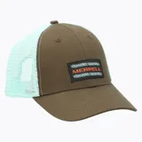 Gorra tipo trucker de seis paneles con visera curva, frente de color marrón y malla trasera en tono verde claro. Presenta un parche frontal con el logo de Merrell y ajuste trasero mediante velcro.