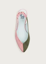 Ballerinas destalonadas de gamuza en combinación de colores rosado y verde militar, con punta fina, suela plana de cuero y tira elástica fruncida en el talón.