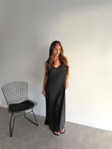 Vestido largo blanco con estampado de lunares negros, escote en V y tirantes finos.