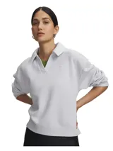 Buzo de felpa Under Armour modelo Rival Fleece Polo LS, color gris claro, con cuello polo y escote en V, hombros caídos y mangas largas. Cuenta con logo bordado en el pecho.