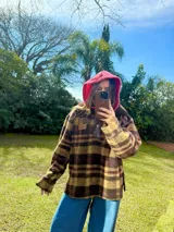 Buzo canguro oversize con capucha y cuello alto, confeccionado con paños de lana estampados.