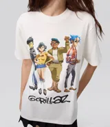 Remera blanca de algodón con cuello redondo, mangas cortas y estampa frontal de la banda Gorillaz.