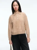 Sweater de tejido de punto suave con textura, cuello polo con cierre de tres botones, manga larga y corte recto.