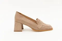 Zapato clásico color beige con textura croco, taco cuadrado y punta cuadrada.