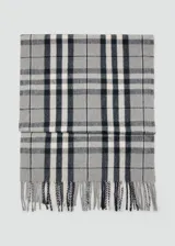 Bufanda de tejido suave con diseño de cuadros escoceses en tonos gris, negro y blanco, terminada con flecos en los extremos.