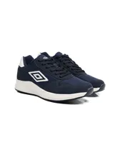 Championes urbanos Umbro modelo Volcan II, color azul marino con detalles en blanco. Presentan el logo de la marca en el lateral, cierre con cordones y suela de goma blanca.