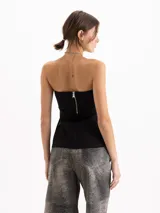 Top strapless negro de escote recto, con diseño ajustado y cierre metálico en la espalda.