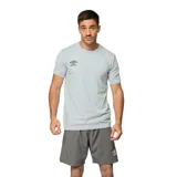 Remera deportiva Umbro de manga corta y cuello redondo, color celeste, con el logo de la marca estampado en contraste en el pecho.