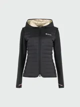 Campera Moncler híbrida de color negro, con cuerpo acolchado tipo puffer y mangas de tejido liso. Cuenta con capucha integrada, cierre frontal con cremallera y bolsillos laterales. Detalle del logo de la marca bordado en el pecho y bandas tricolores en los puños.