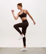 Legging deportiva de tiro alto confeccionada en microfibra acanalada, con diseño ajustado y textura acanalada.