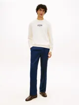Buzo Tommy Hilfiger de cuello redondo en color blanco, con logo bordado en el pecho.