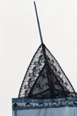 Top de tirantes finos ajustables, confeccionado en mezcla de viscosa de color celeste con escote en pico adornado con encaje negro en contraste.