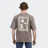 Remera de algodón color beige con efecto lavado, de corte holgado y manga corta. Presenta un pequeño logo estampado en el pecho con diseño de sol y el nombre de la marca.