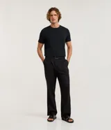 Remera masculina Marfinno de corte slim, color negro, con cuello redondo, manga corta y tejido texturizado.