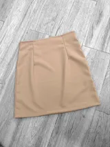 Minifalda roja de corte recto.