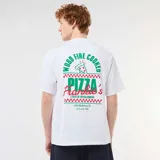 Remera blanca de manga corta y cuello redondo, confeccionada en algodón liso con un pequeño estampado gráfico frontal.