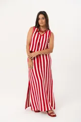 Falda larga tejida a rayas verticales rojas y blancas, con pretina elástica y tajos laterales.
