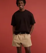 Remera de corte boxy con cuello redondo y mangas cortas, confeccionada en tejido de malla pesada con textura gomosa.