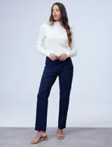 Pantalón largo color beige, de gabardina elastizada, marca Ruby Rd. Delantera con bolsillos simulados y trasera con bolsillos aplicados.