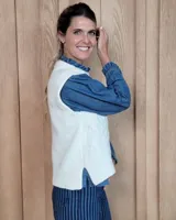 Chaleco de punto gris oscuro con diseño de trenzas y rombos en relieve, cuello redondo y terminaciones acanaladas.