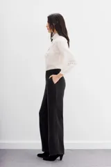 Pantalon palazzo de tiro alto, confeccionado en tejido de cupro y viscosa con textura sedosa. Presenta un diseño de corte recto con caída fluida, largo al piso y bolsillos laterales.