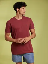 Remera manga corta color bordó con cuello redondo y logo bordado en el pecho.