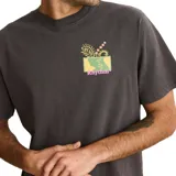 Remera Rhythm modelo Echoes Vintage, color negro con efecto lavado, de manga corta y cuello redondo. Cuenta con un pequeño estampado gráfico colorido en el pecho.