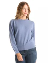 Buzo de tejido de punto gris, con cuello redondo, mangas largas con diseño de rombos calados y detalle de volado en los puños. Presenta hombros ligeramente fruncidos y terminaciones en rib acanalado.