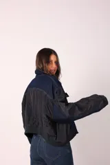 Campera corta de denim azul con mangas largas abullonadas de tela sintética negra.