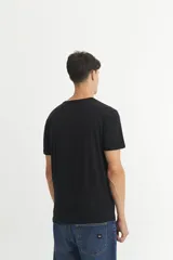 Remera básica color blanco de corte clásico y mangas cortas.