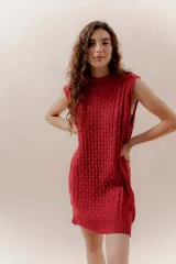 Vestido corto tejido color rojo, sin mangas y con cuello redondo.
