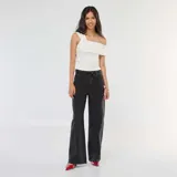 Pantalón de jean corte wide leg, de tiro alto y color gris lavado, con cierre frontal y cinturón fino del mismo tejido.