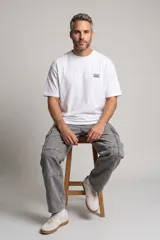 Pantalón jean cargo de corte recto en color gris claro, con bolsillos laterales en las piernas.