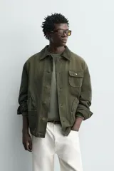 Cazadora relaxed fit de algodón color verde militar, con efecto lavado, cuello solapa de pana a tono y manga larga. Cuenta con bolsillos de plastrón delanteros y cierre frontal de botonadura.