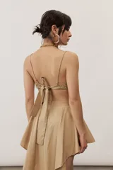 Pantalón estilo falda de color beige, con diseño amplio y fluido, tiro alto y pretina estructurada.