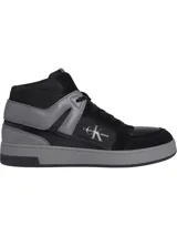 Zapatillas deportivas altas de hombre, color negro y gris, con paneles de ante, piel y malla. Presentan un diseño inspirado en el baloncesto con suela cupsole de goma y el logo de Calvin Klein Jeans bordado en el lateral.